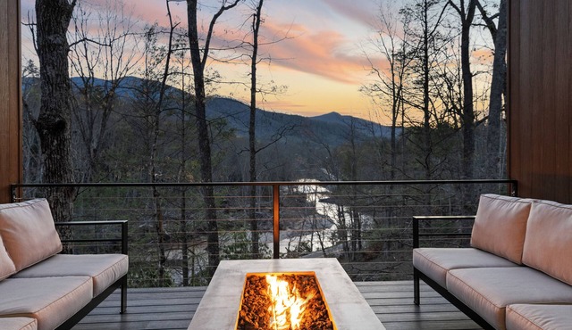 22-Acre Riverfront Estate: Beach, Hot Tub, Pets