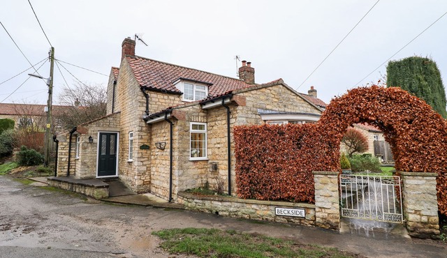 22 BECKSIDE, family friendly, character holiday cottage in Nettleham