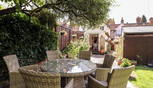 22 CHURCH PONDS, pet friendly, with open fire in Castle Hedingham