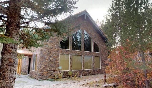 22 MI to YNP | Firepit & Patio | Spacious Lodge