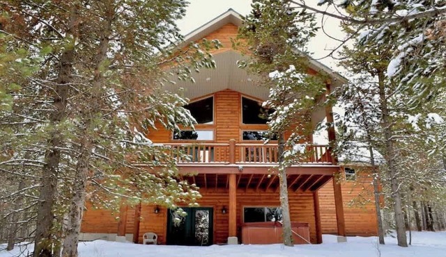 22 MI to YNP | Hot Tub | Huckleberry Retreat