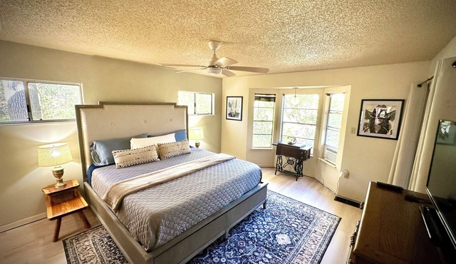 22 miles to Round Top, 3/2 w/trailer parking, relaxing cozy cabin w/lake, wifi