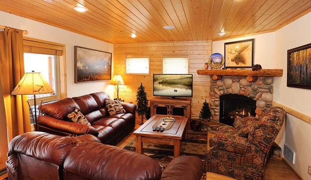 🌲 22 Miles to Yellowstone ~ Wifi ~ Covered Deck ~ BBQ ~ Satellite TV ~ Fire Pit