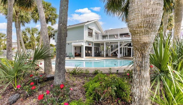 22 Palms: Canalfront Home with Pool, Kayaks & Beach Toys