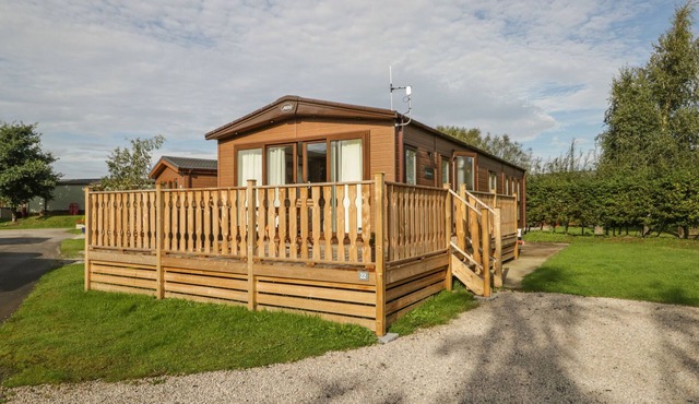 22 SHERWOOD, pet friendly, with pool in Warton