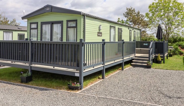 22 - THE BURROWS, pet friendly, with hot tub in West Heslerton