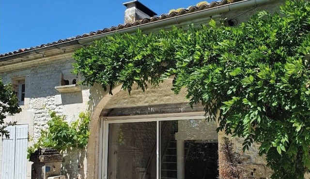 220 m² Charente-style farmhouse with a garden and terrace