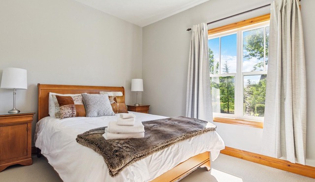 220 Snowbridge w/Free Shuttle to Village