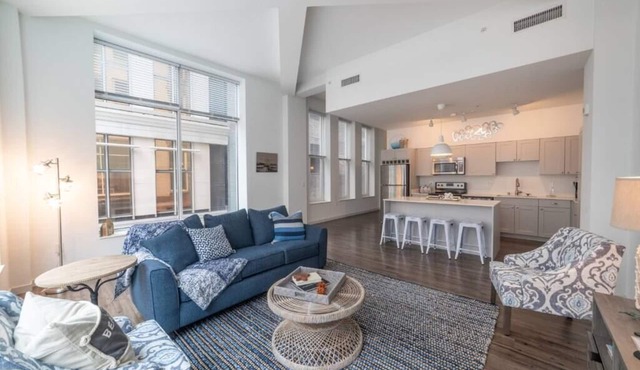 225- Huge 2 bedroom condo king beds-Free parking-extras