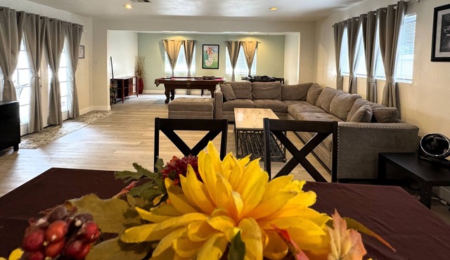 2250 sqft Spacious 4Bd/3BTh House, 20 Mins Walk To Disneyland, Fireworks view!