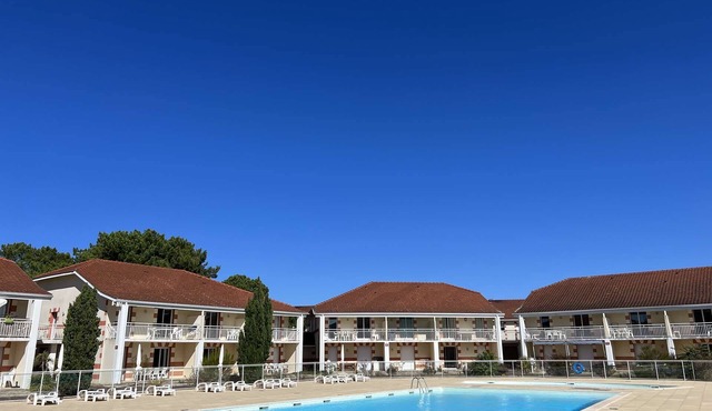 226 - Comfortable apartment in a residence with swimming pool in Verdon sur Mer