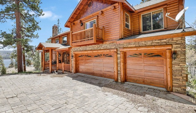 2261-cozy Lakeview Hideaway 4 Bedroom Chalet by RedAwning