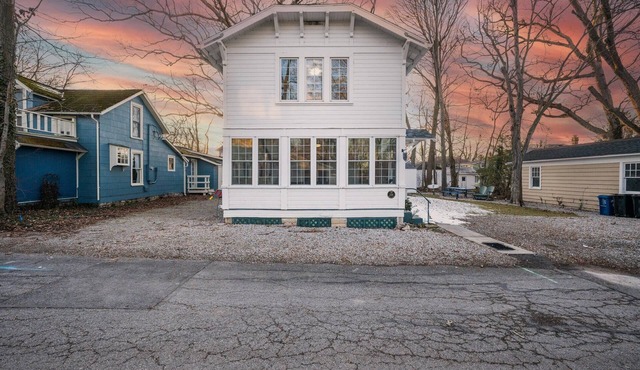 228 Laurel Close to Downtown and the Lake!