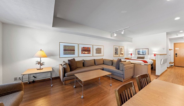 229 | Classic Ski Studio – Slopes Parking Included!