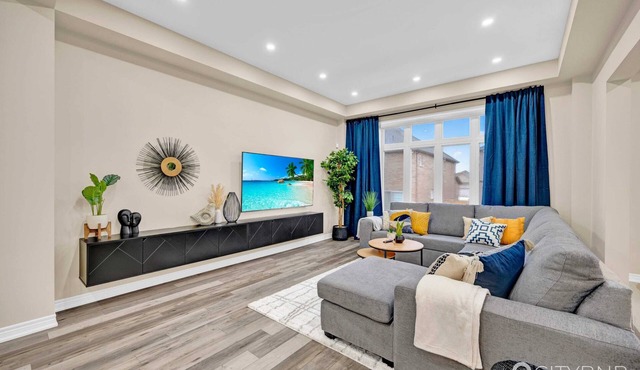 22min drive to Niagara. Sleeps 10. 1GB. 5 Bd/4 Bth