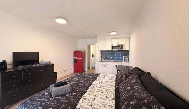 [23] ATX Studio: King Bed, Access to Gym & Laundry