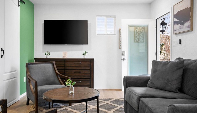 23 Chelsea Place On The Park, In Heart Of Downtown