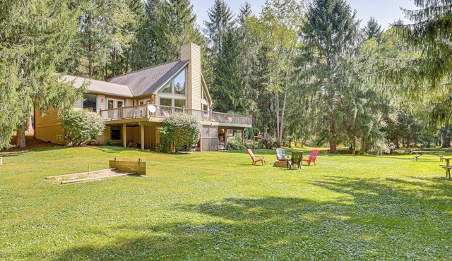 23 Mi to Mohican SP: Group-Ready Lodge w/Hot Tub