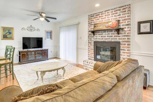 23 Mi to NOLA: Cozy & Quaint Destrehan Townhome
