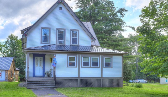 🐾23 Pleasant Gorgeous in-town home - walking distance to Rangeley Lake, dog friendly