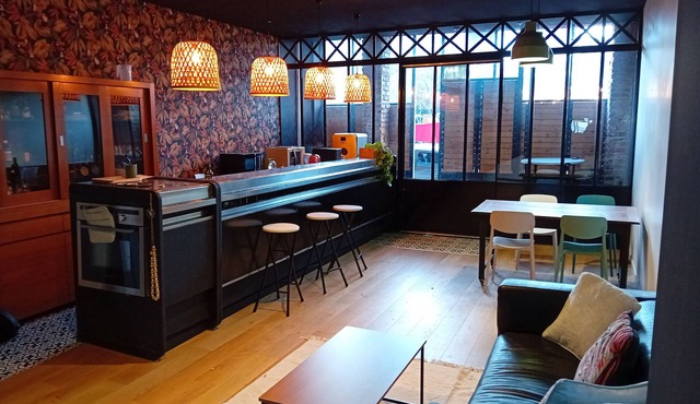23m² furnished room with private shower room in former bar in hyper center.