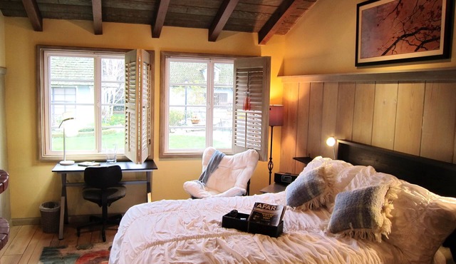 24/7check-in+ Hi speed WI- FI+ Private Bath+ Kitchenette+ Wash & Dry +Parking