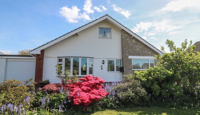 24 DOLITHEL, family friendly, character holiday cottage in Tywyn