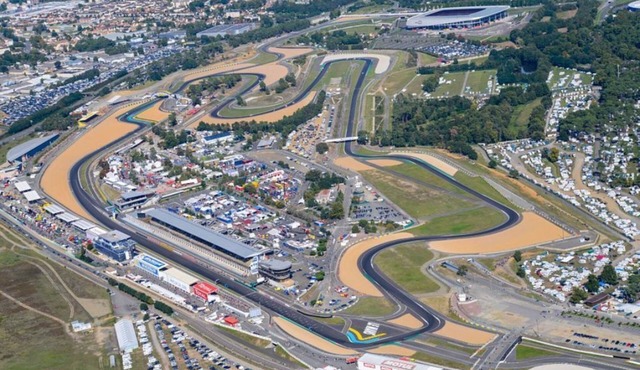 24-hour circuit 15 minutes by car and 25 minutes by streetcar.