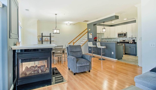 24 Mi to Washington DC: Woodbridge Condo