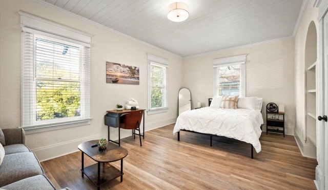 240- History Buff, Sleeps 10, Central Location to FUN, Pet & Family Friendly