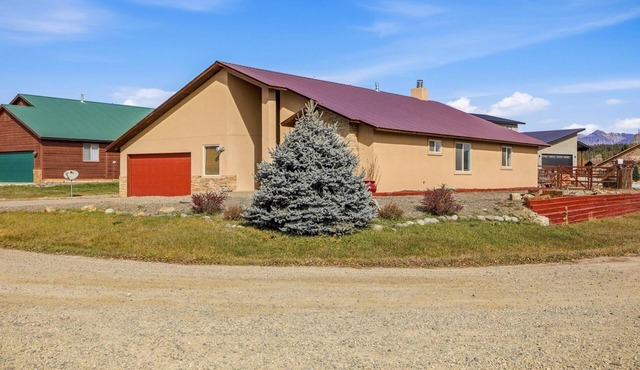 2400 SF FRPLC HOT TUB MTN VIEWS GRT LOC SPACIOUS LOTS OF WOOD PACMAN