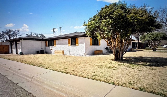 2400 SQ FT 4/2 house 5 minutes fm TTU, Large Backyard and Sauna