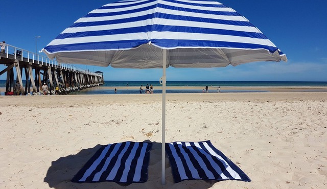 242 Steps to the Beach at Grange with Netflix and train to the City/Cricket