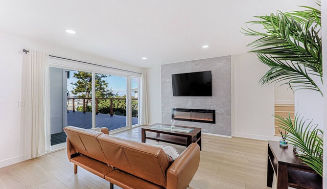 246A- Modern 3B2B w/Deck & View by Hillsdale Mall