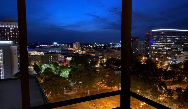 24B - Stylish Top Floor Condo in Downtown Atlanta!