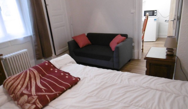 24M2 F1 APARTMENT on independent ground floor in quiet street