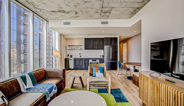 24th floor - Corner condo - lake-view balcony - rooftop pool & gym