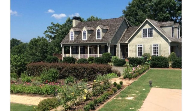 25 acre home, farm animals & large running creek. 8 mls from downtown Dahlonega