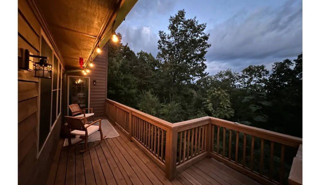 25 Acres Mountain House. 8 Miles from Helen. Pet Friendly.