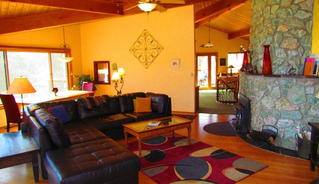 25 ACRES OF PRIVATE SOLITUDE. Close to Yosemite~Hot Tub
