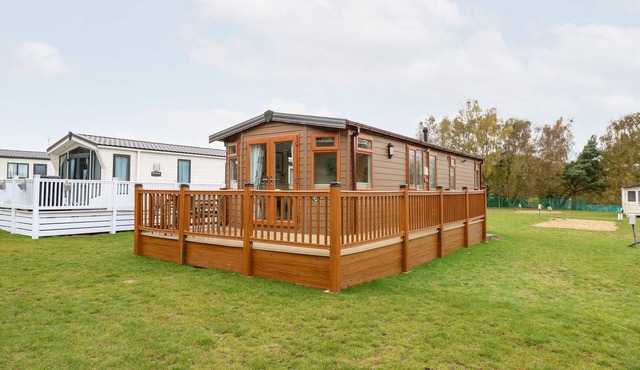 25 FOXBURROW HANG, pet friendly, with pool in Belton, Norfolk