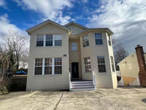 25 Lux Room 4 - 2 Queen Beds, Shared Bathroom - Nonsmoking