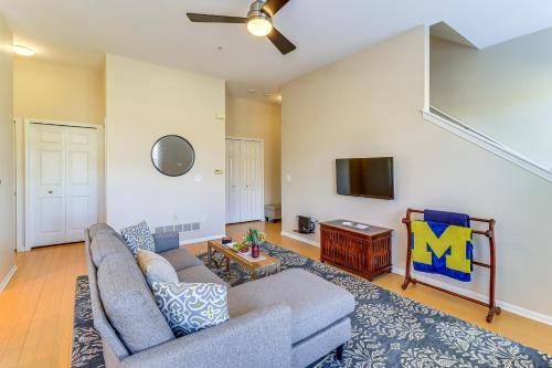 25 Mi to Detroit Townhome with Smart TV!