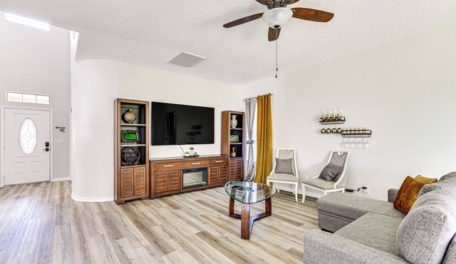 25 Mi to Tampa: Family Home w/Large Yard!