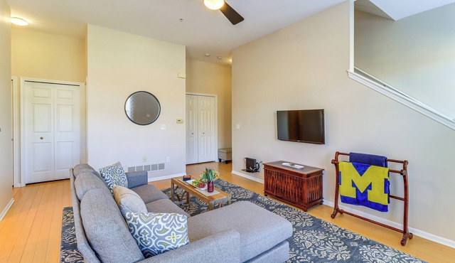 25 Mi to Detroit: Townhome w/Smart TV!