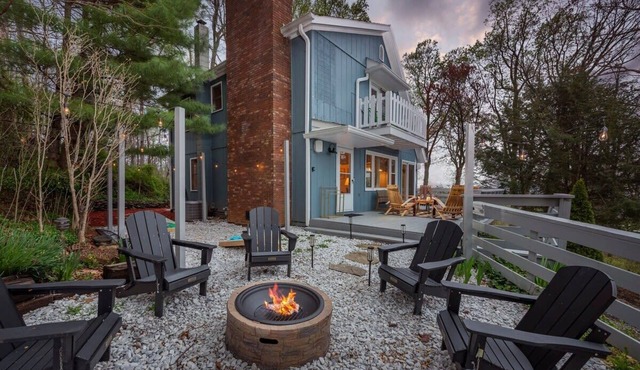 25 Min to Asheville ~ Game Room, Fire Pit, Hot Tub