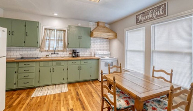 25 min to concan! Newly remodeled farmhouse in downtown Uvalde.