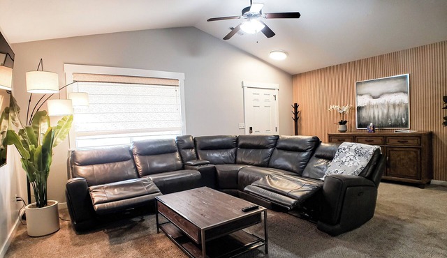 25 Min to Skiing+Private Home+Hot Tub+Fenced Yard+Gazebo+BBQ+Views+2 Car Garage!