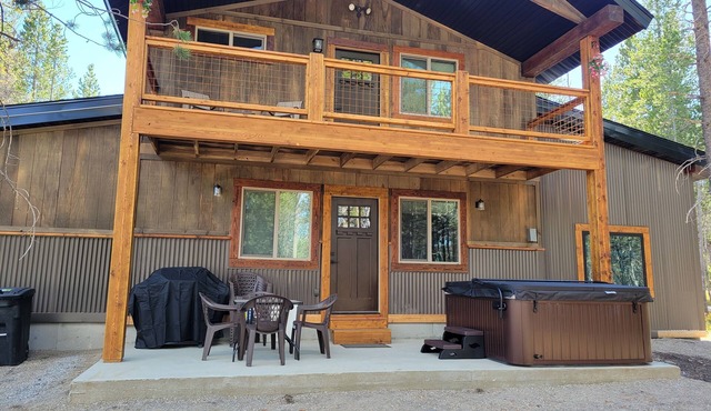 25 min to Yellowstone! Hot Tub! WiFi! Fire pit! BBQ Grill! Perfect get away!