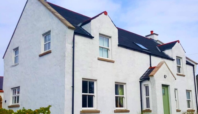 25 mins from Open Golf Portrush 2025. Large Family Friendly House, Sleeps 8.